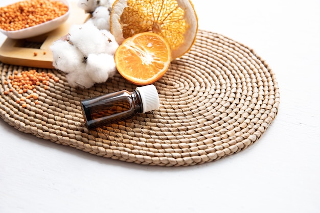 Concept van natuurlijke organische sinaasappeletherische olie voor huidgezicht en lichaamsgezondheidszorg.