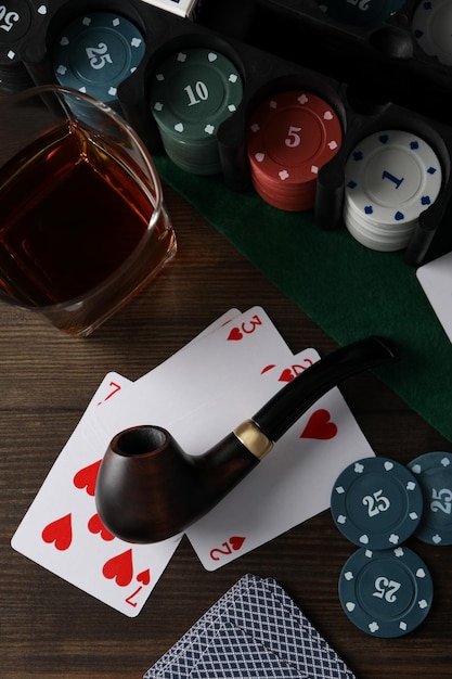 Concept van ontspanning met rooktabak die alcohol drinkt en poker speelt