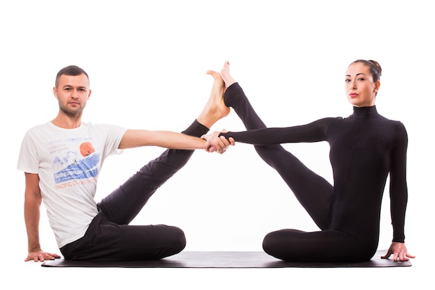 Gratis foto concept van paar yoga. jong gezond paar in yogapositie op witte achtergrond