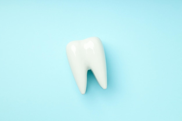 Concept van tandheelkundige zorg op blauwe achtergrond