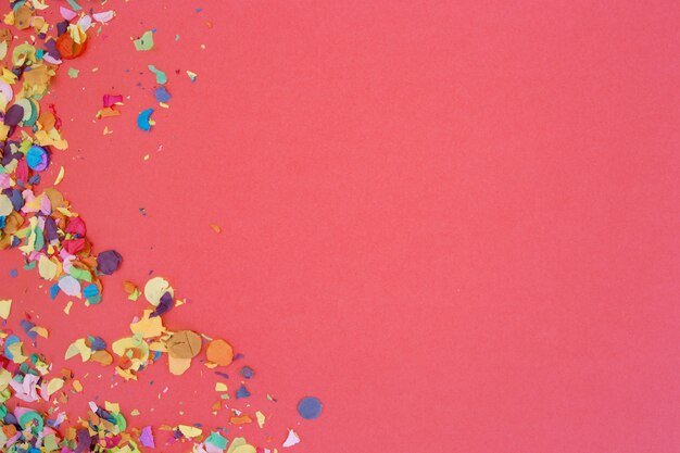 Gratis foto confetti op roze achtergrond