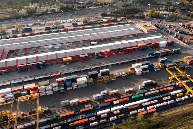 Containers en spoorwegen verzending concept