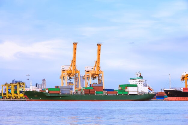 Containervrachtvrachtschip in de haven