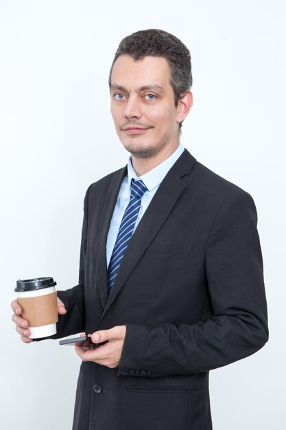 Content Business Leader Holding Smartphone en Cup