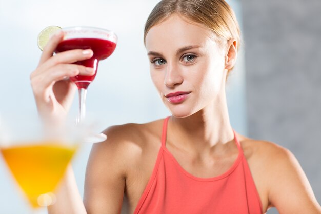 Content Jonge Vrouw Opheffen glas cocktail