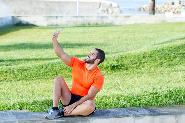 Content sterke man die zelfie buiten maakt