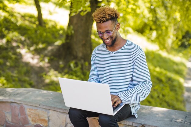 Content student poseren met laptop