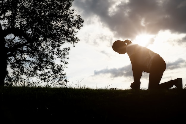 Gratis foto contrast sportieve oefening dageraad gezond hardloper