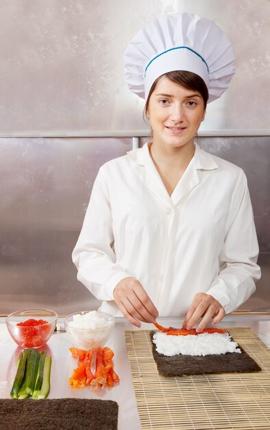 Cook vrouw maken sushi rollen