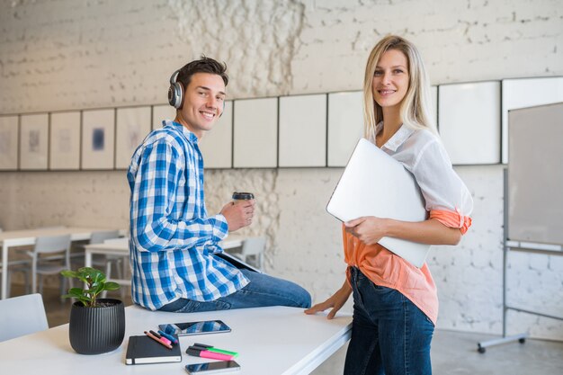 Cool jonge stijlvolle gelukkige mensen in co-working office