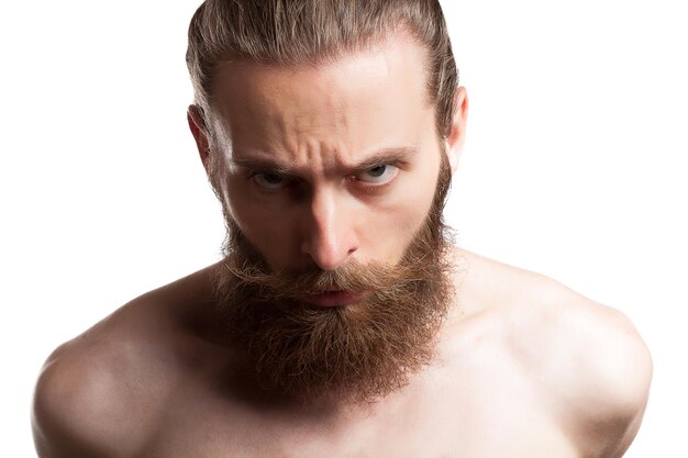 Cool man met lange baard in studio foto op witte achtergrond