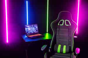 Gratis foto coole gaming-setup met neonlichten stilleven