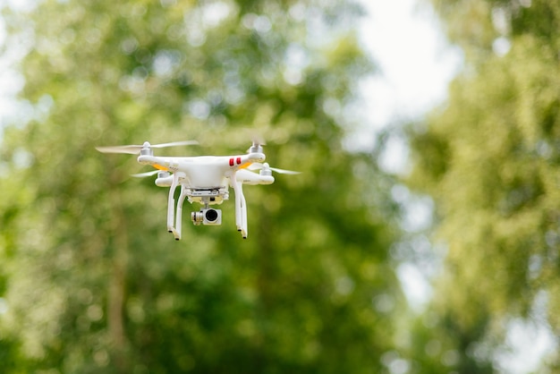 Copter met digitale camera hoog in de lucht vliegen, fotograferen