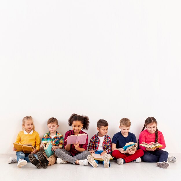 Copy-space groep kinderen op verdieping lezen