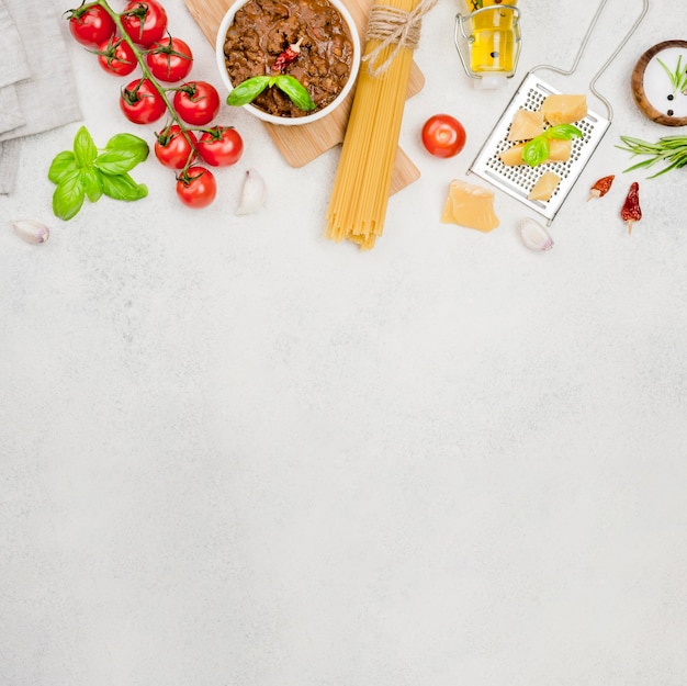 Gratis foto copy-space ingrediënten voor bolognese spaghetti