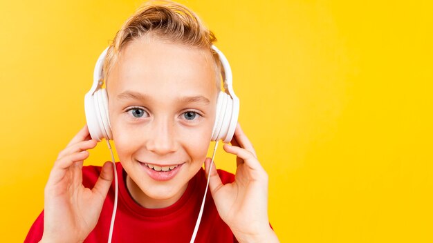 Copy-space jonge jongen muziek luisteren