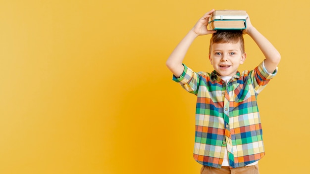 Copy-space jongen met boeken over zijn hoofd