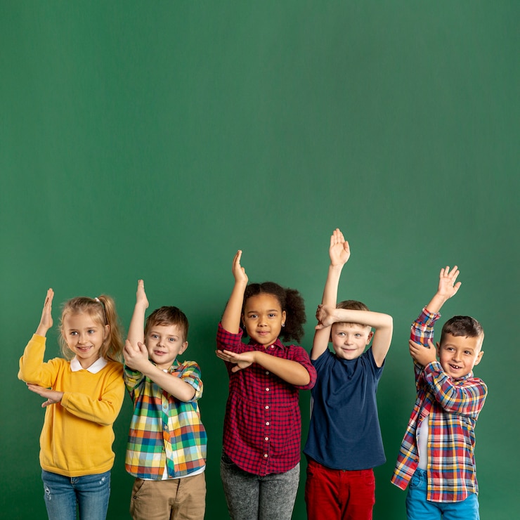 Gratis Foto copy-space kinderen met opgeheven armen
