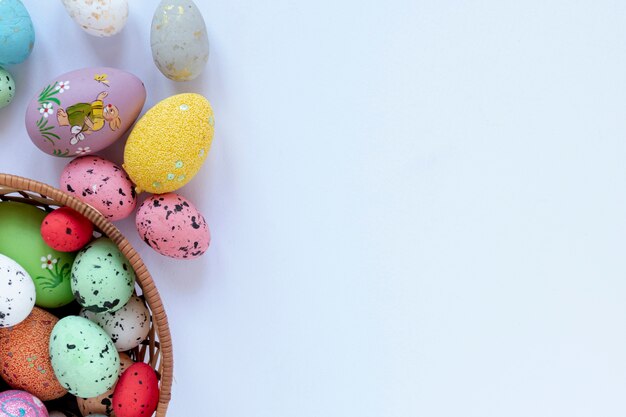 Copy-space mand met beschilderde eieren voor Pasen