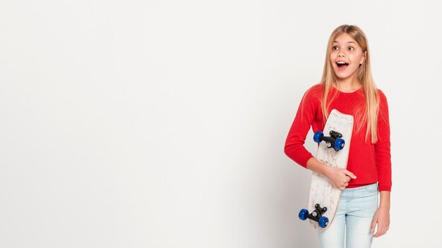 Copy-space meisje met skateboard