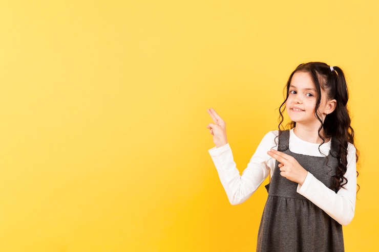 Gratis Foto copy-space meisje wijst pose