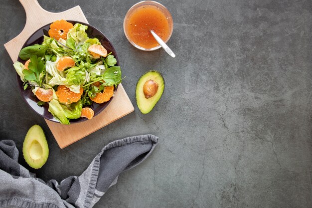 Copy-space salade met avocado naast