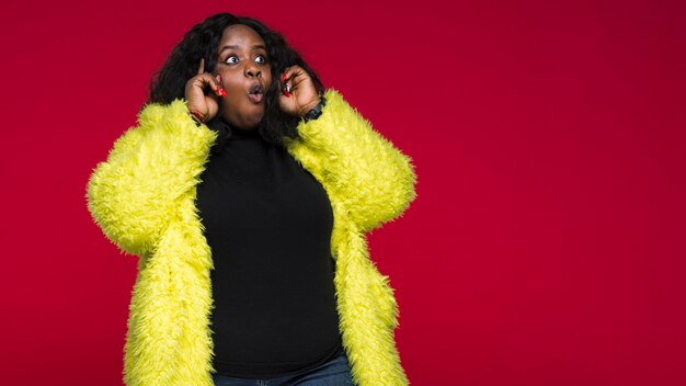 Copy-space vrouw met gele jas