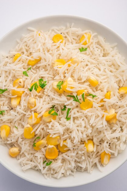 Corn pilaf of pulav gemaakt met gekookte maïszaden met rijst en groenten. selectieve focus Premium Foto