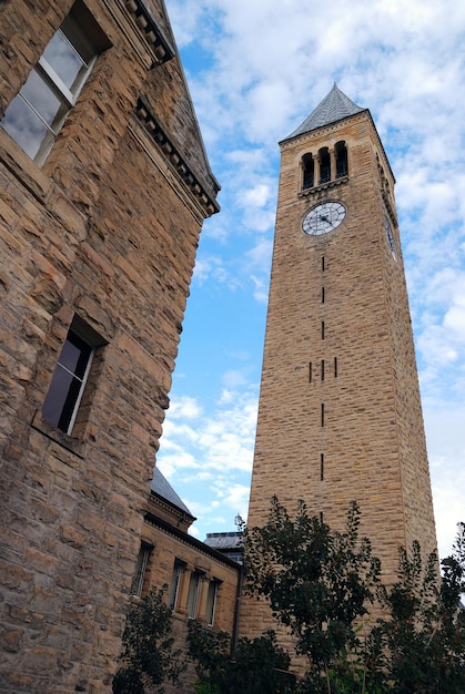 Gratis foto cornell chimes bell tower op de universiteitscampus van cornell