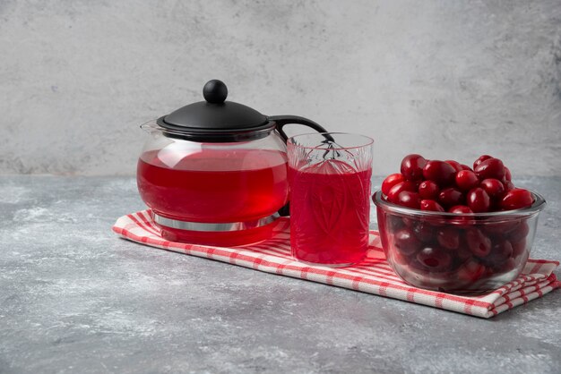 Cornels en rood sap in glazen en ketel.