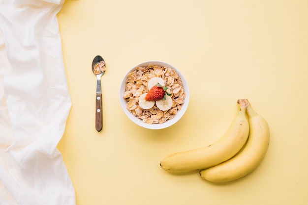 Cornflakes met fruit in kom