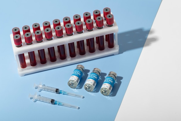 Coronavirus assortiment met bloedmonsters en vaccin