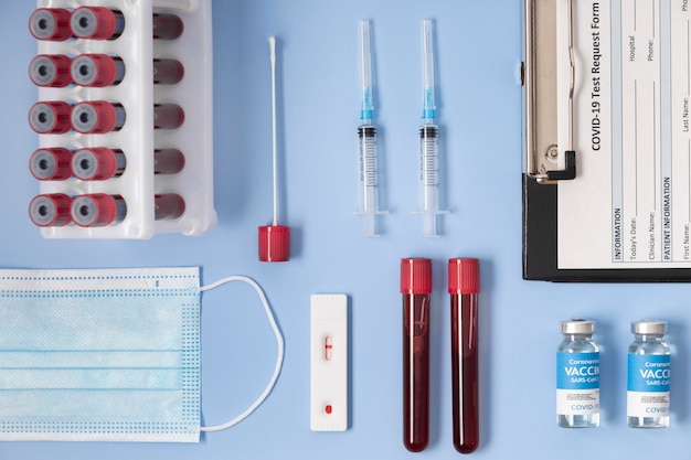 Coronavirus assortiment met bloedmonsters en vaccin