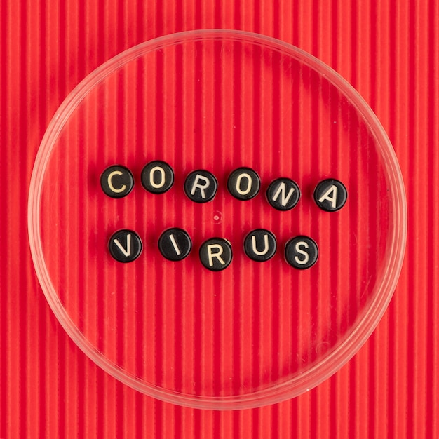 Coronavirus kralen tekst typografie op rood