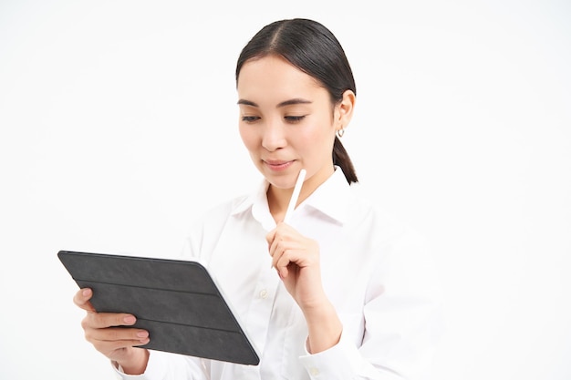 Corporate Aziatische vrouw manager met behulp van digitale tablet bezig met gadget controleren van grafieken bedrijf statist