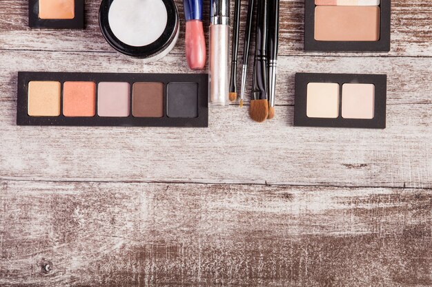 Cosmetica en make-up elementen op houten tafel