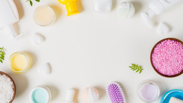 Cosmetische producten met ruimte voor tekst op witte achtergrond