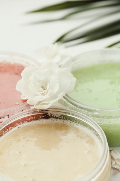 cosmetologie natuurlijk product met bloemen