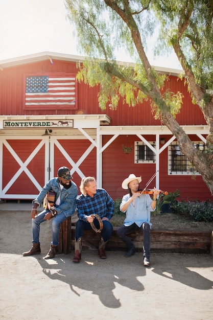 Country muziekband die buiten zingt