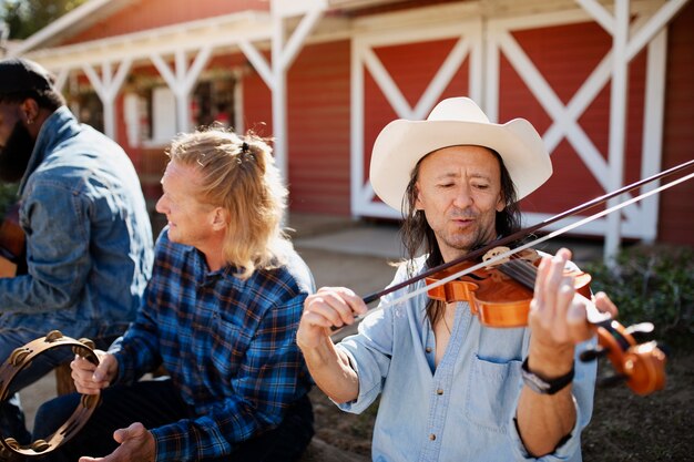 Country muziekband die buiten zingt