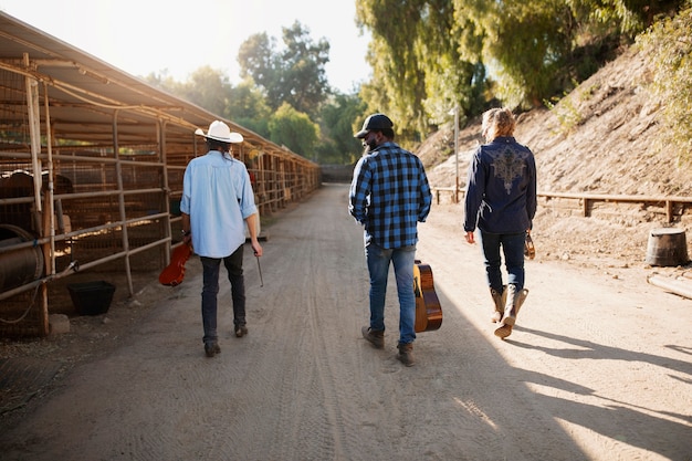 Country muziekband die buiten zingt