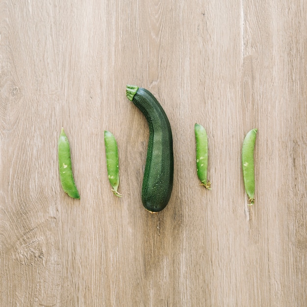 Gratis foto courgette en erwten