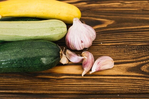 Courgette en knoflook op hout