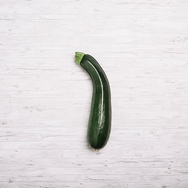 Courgette op witte achtergrond