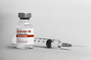 Covid-19 vaccin injectie glazen fles met spuit