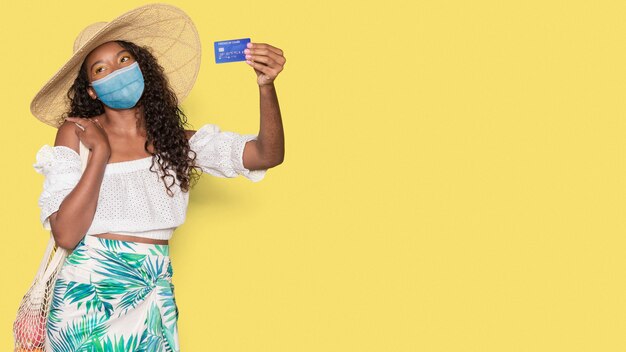 Covid 19, zomervakantie in de nieuwe normale vrouw met gezichtsmasker