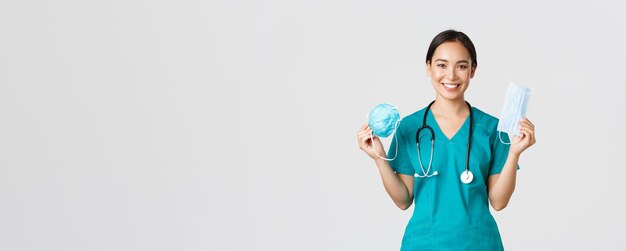 Covid coronavirus ziekte gezondheidswerkers concept glimlachend mooie Aziatische vrouwelijke verpleegster arts in ...