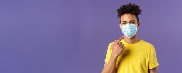 Covid gezondheidszorg en geneeskunde concept jonge Spaanse man met afro kapsel slijtage en punt op gezicht ma
