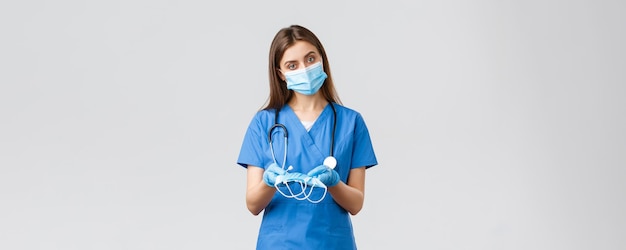 Covid-preventie van gezondheidswerkers in de gezondheidszorg en quarantaineconcept aantrekkelijke vrouwelijke verpleegster in b