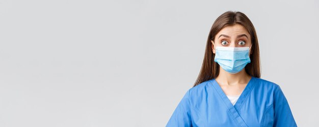 Covid-preventie van gezondheidswerkers in de gezondheidszorg en quarantaineconcept verrasten vrouwelijke verpleegster of doen?
